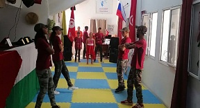 Le 15 août a.c., l’Ambassadeur de Russie en Tunisie S.E.M. Alexandre Zolotov et Chef de la Section consulaire de l’Ambassade M. Vladimir Khatountsev ont rencontré Mme Karima Harbaoui, représentant de l’Association culturelle pour les enfants de la commune